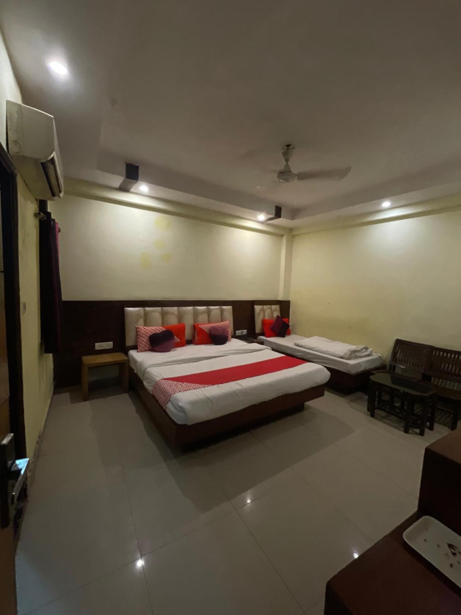 Hotel Golden Gate Nuova Delhi Esterno foto