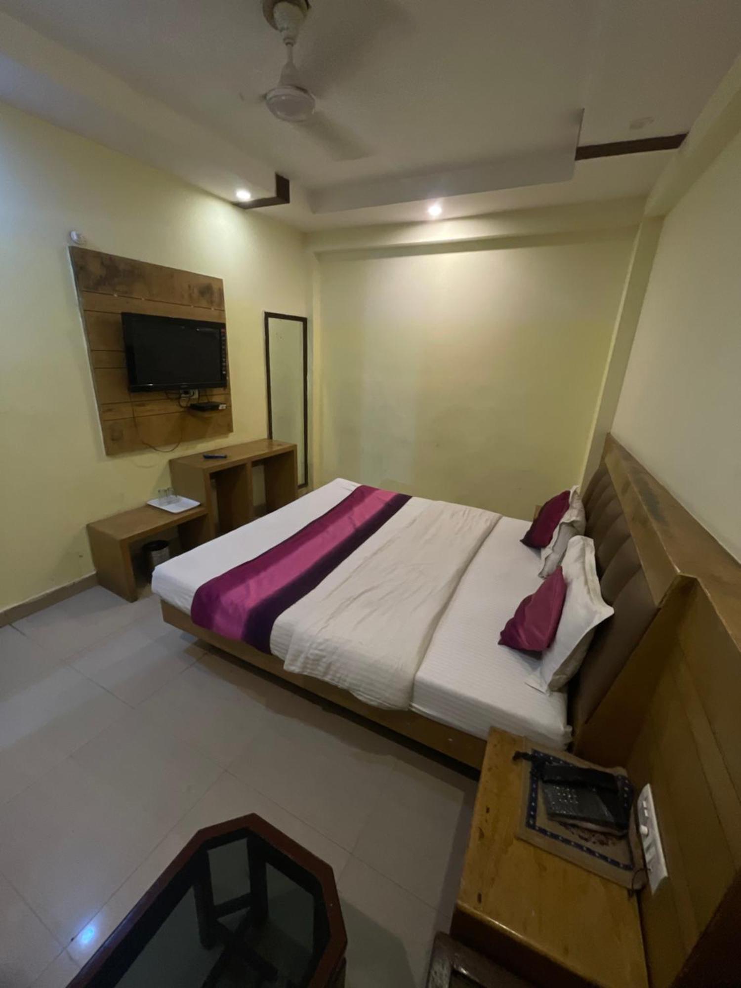 Hotel Golden Gate Nuova Delhi Esterno foto