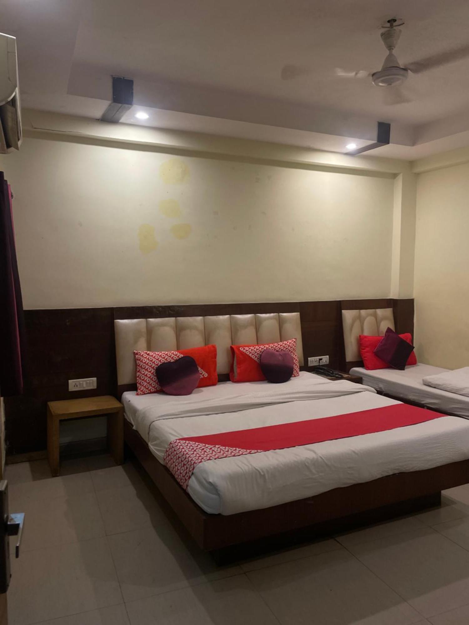 Hotel Golden Gate Nuova Delhi Esterno foto