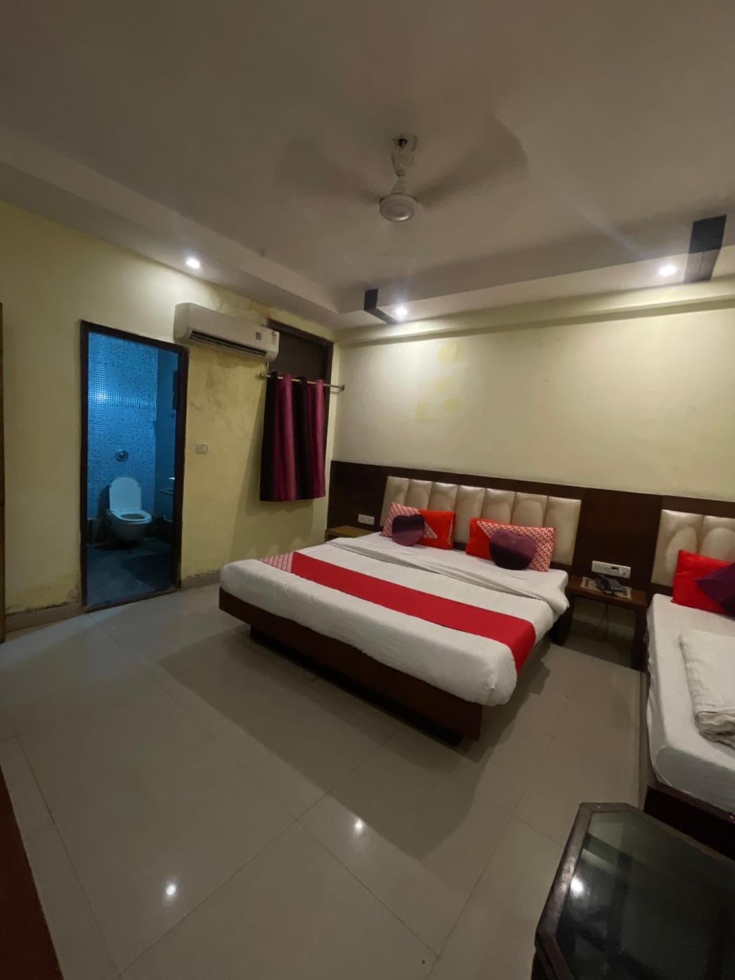 Hotel Golden Gate Nuova Delhi Esterno foto