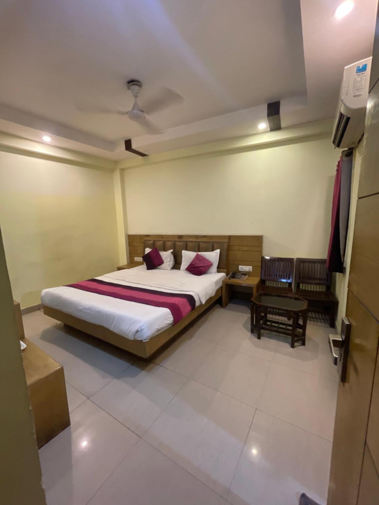 Hotel Golden Gate Nuova Delhi Esterno foto