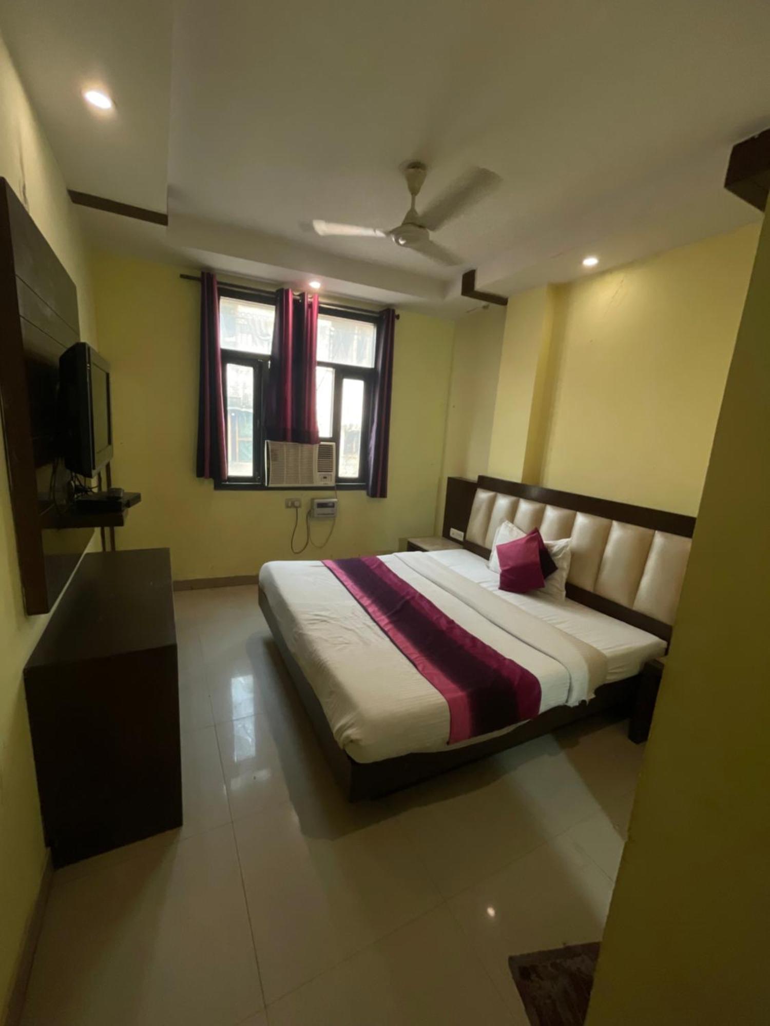 Hotel Golden Gate Nuova Delhi Esterno foto