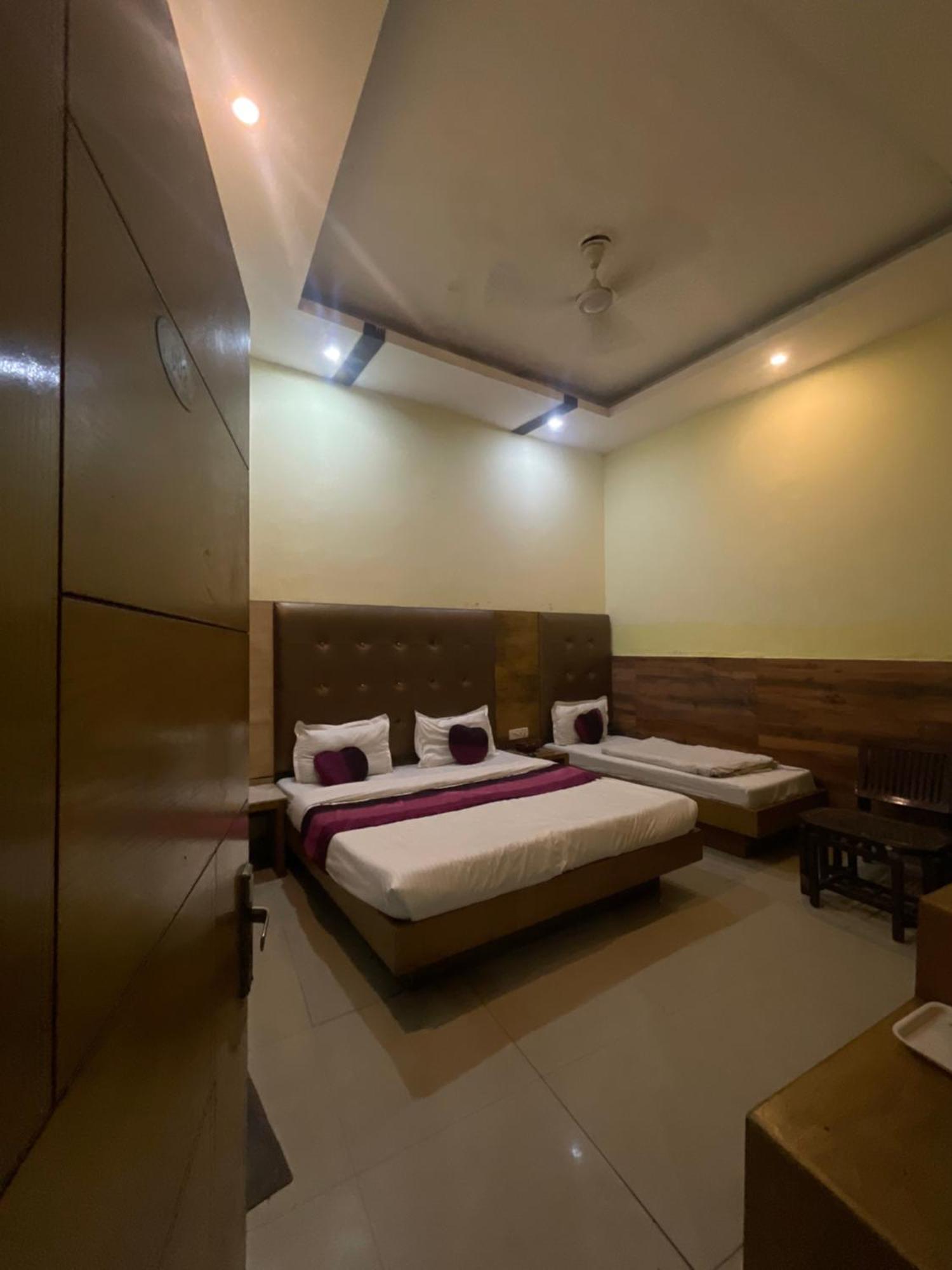 Hotel Golden Gate Nuova Delhi Esterno foto