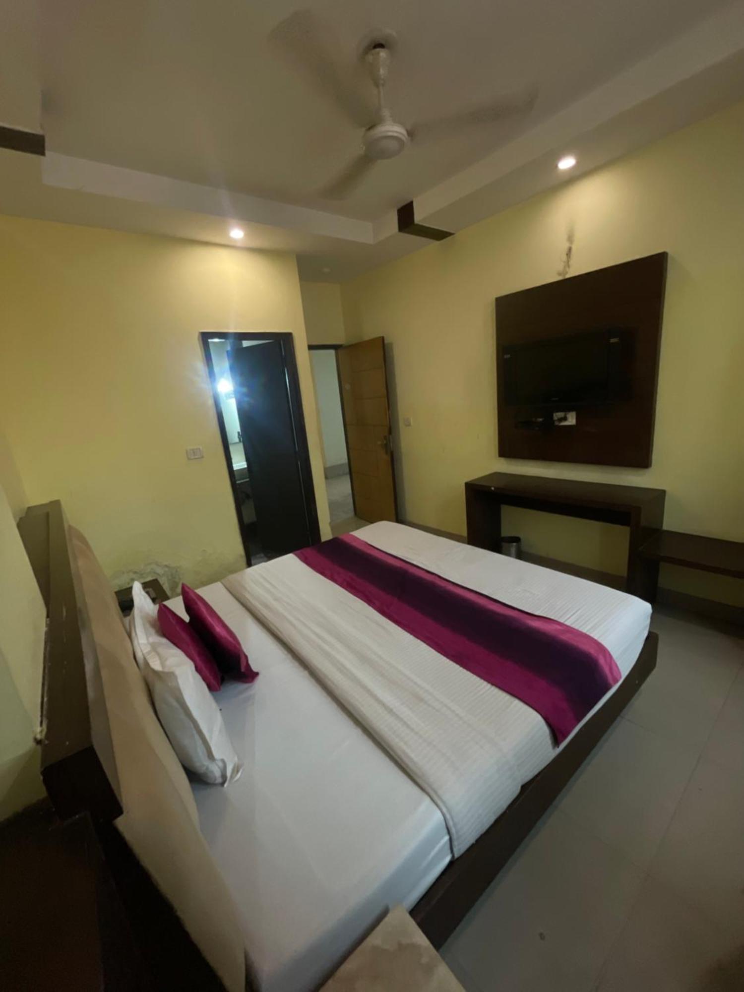 Hotel Golden Gate Nuova Delhi Esterno foto