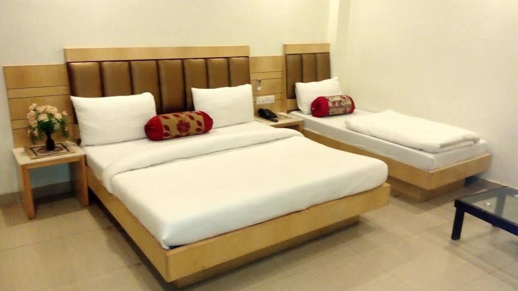 Hotel Golden Gate Nuova Delhi Esterno foto